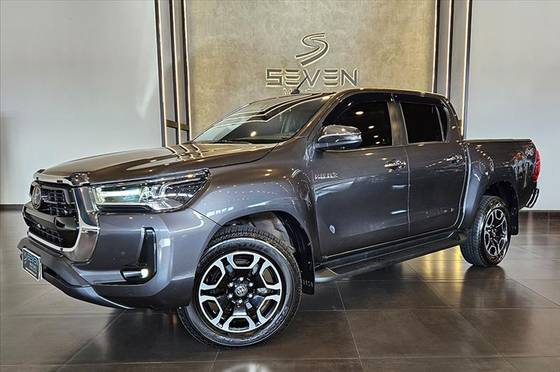 TOYOTA HILUX 2.8 D-4D TURBO DIESEL CD SRX 4X4 AUTOMÁTICO TOYOTA HILUX 2.8 D-4D TURBO DIESEL CD SRX 4X4 AUTOMÁTICO